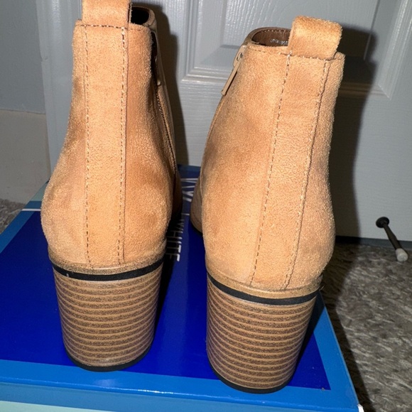Tan White Mountain Suede Boots! - Picture 4 of 5